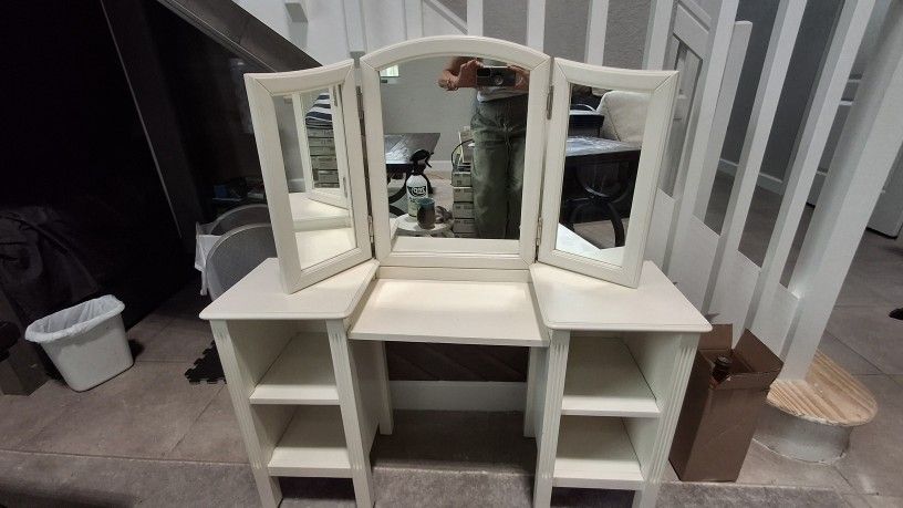 Childs MAKE UP Vanity