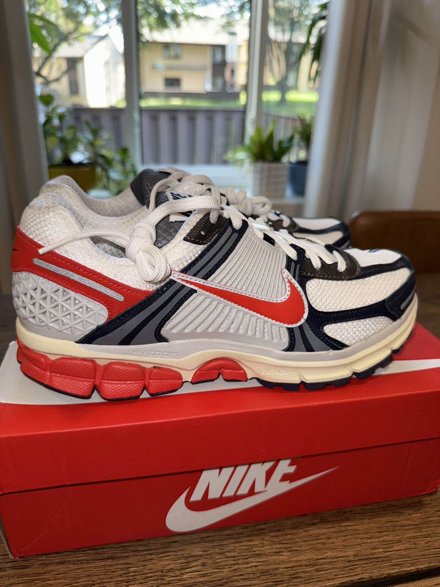 Nike Zoom Vomero 5 USA SIZE 10M NEW