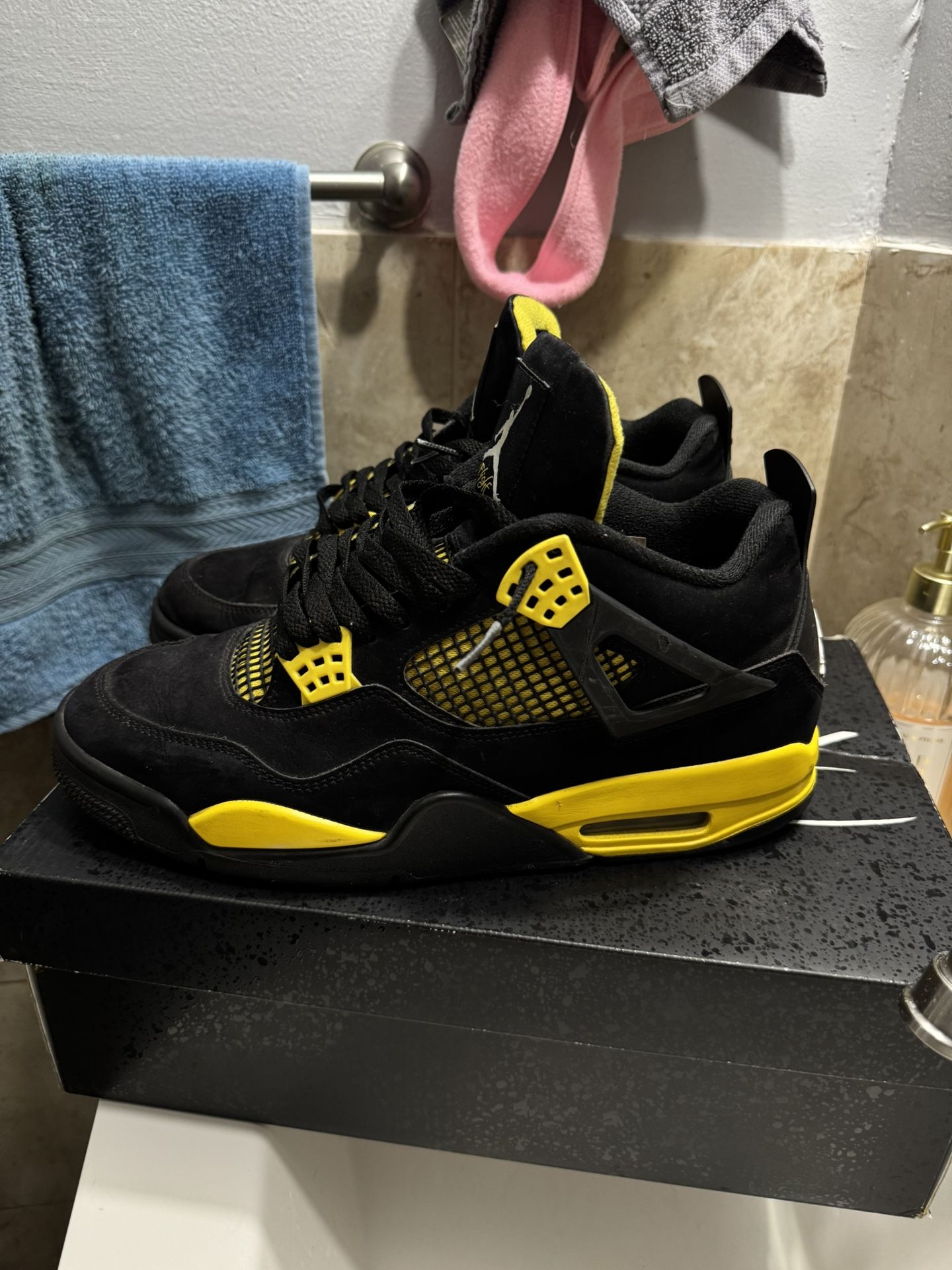 Jordan 4 Retro Thunder (2023)