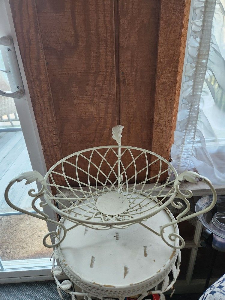 Vintage Farmhouse White Wire Bowl fruit/vegetable/plant Wrought Iron Leaf Deco Footed Basket