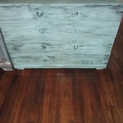 Dresser/ Chest Of Drawers
