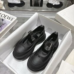 Alexander McQueen Mary Jane black round-toe shoes