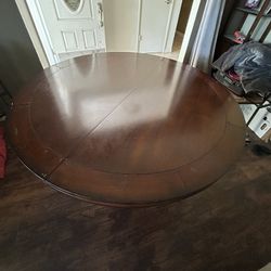 Kitchen table with extra leaf in great condition