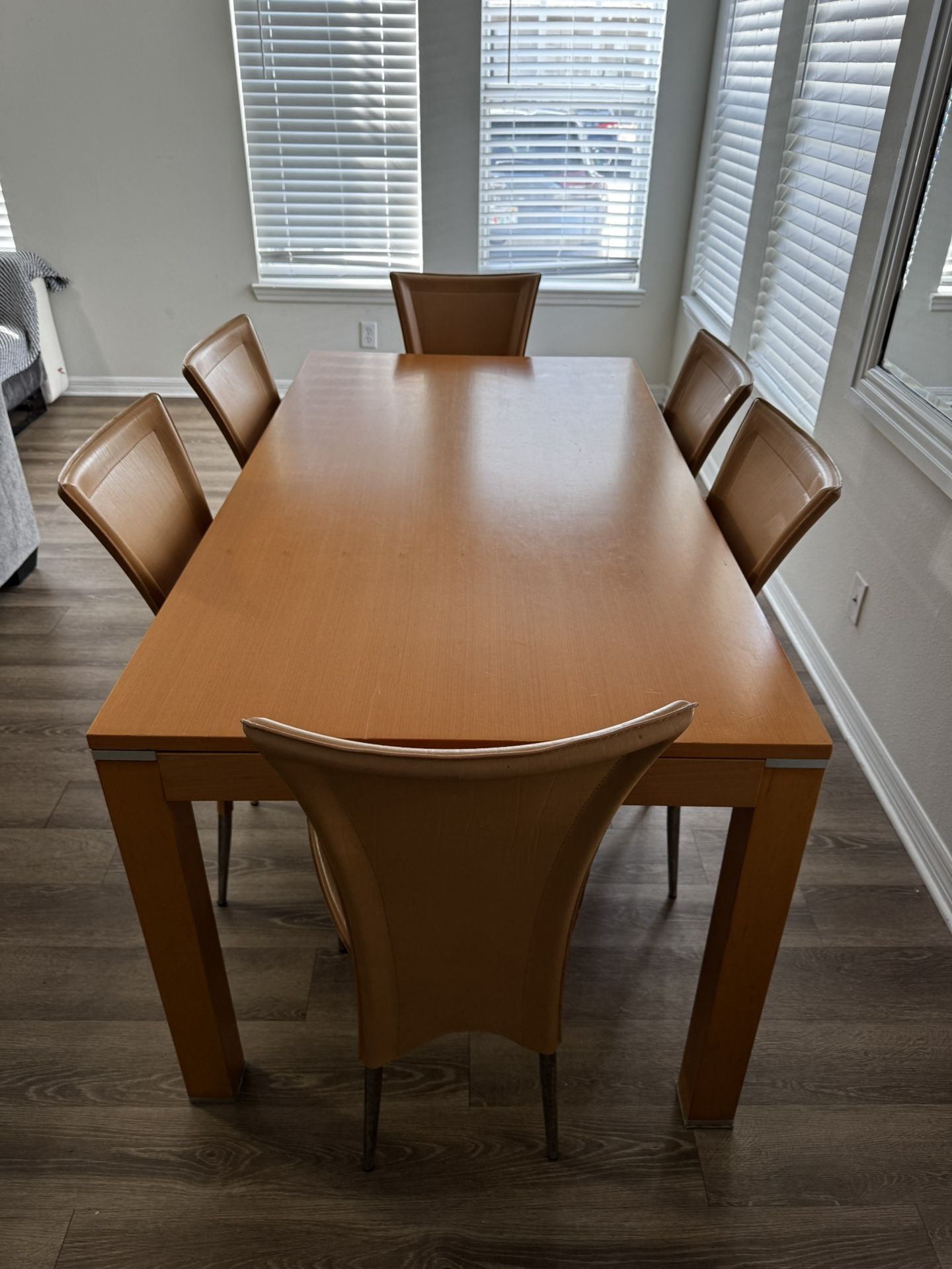 Solid wood table for 6 and 8 people