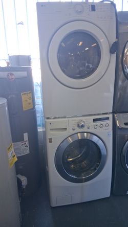 Nice LG washer and electric dryer set / stackable washer and dryer