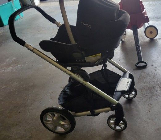 Nuna"s Baby Carseat 