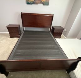 Rooms To Go Queen Sleigh Bedroom set with Two Matching Nightstands in Excellent Condition