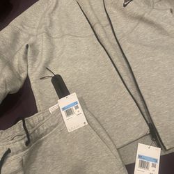 Brand New nike Tech sweatsuit Size Medium 