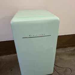 Magic chef Vintage Style Mini fridge 