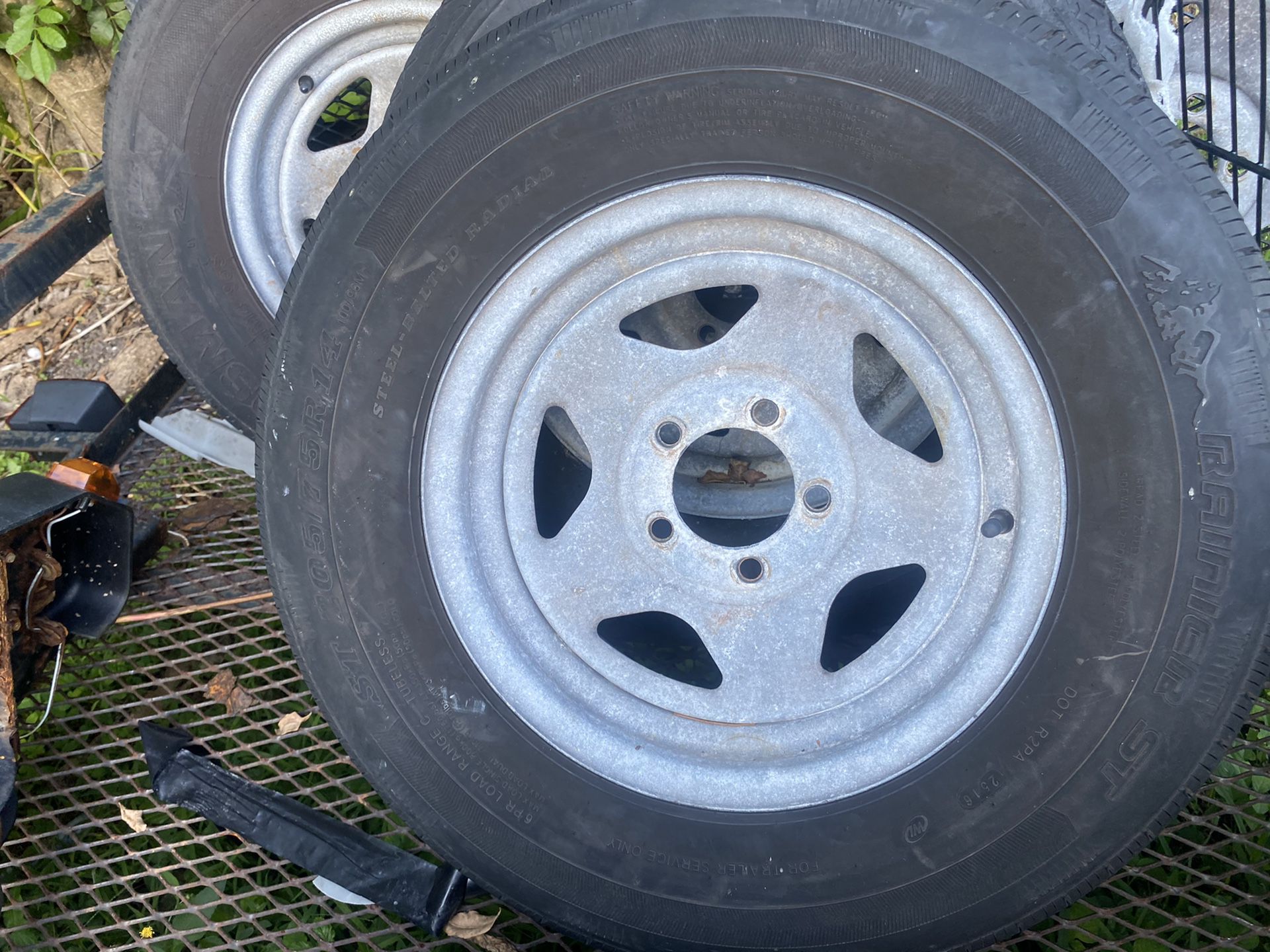 Trailer galvanized rim and tire wheel 205/75r14 great condition
