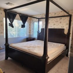 King Size Bedroom Frame (Free MATRESS)