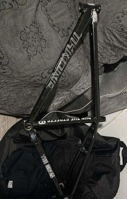 Throne frame is cracked