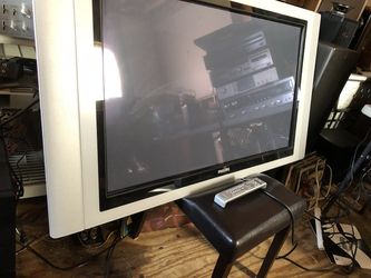 Phillips plasma TV has Smart hub and comes with remote