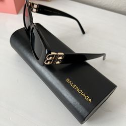 Sunglasses With Case And Cleaning Cloth 