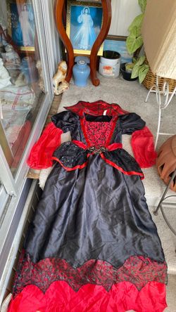Girl costume dress Sz. 6-10. Years gothic vampire queen