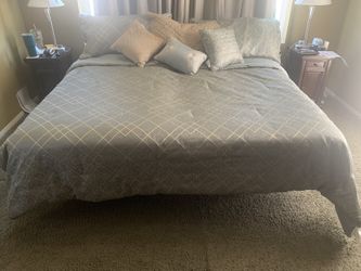 Comforter And Pillows 