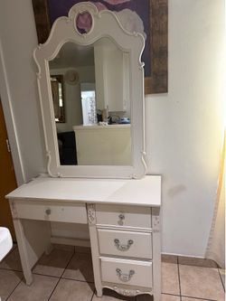 White vanitie  desk with Mirror