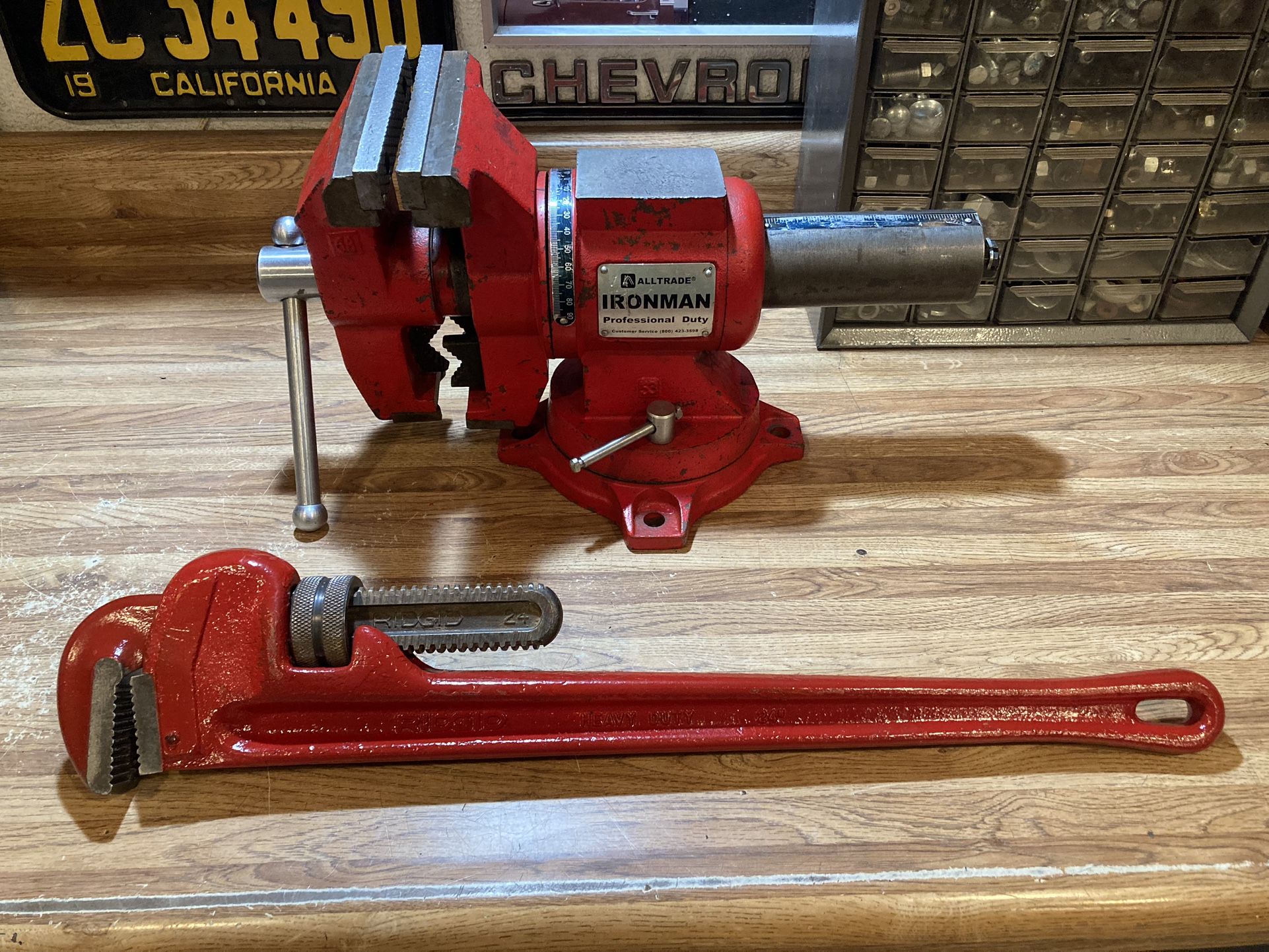 Bench Vise Alltrade Ironman Professional Rotating Swivel 5" with Pipe Jaws plus 24" Rigid Wrench