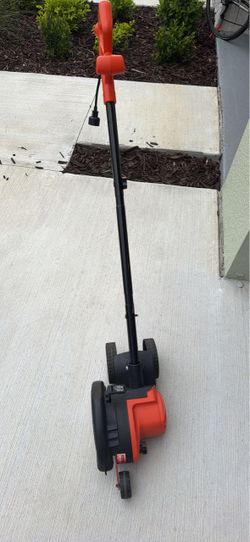 BLACK+DECKER wheeled lawn edger
