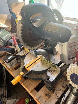 Compound miter saw