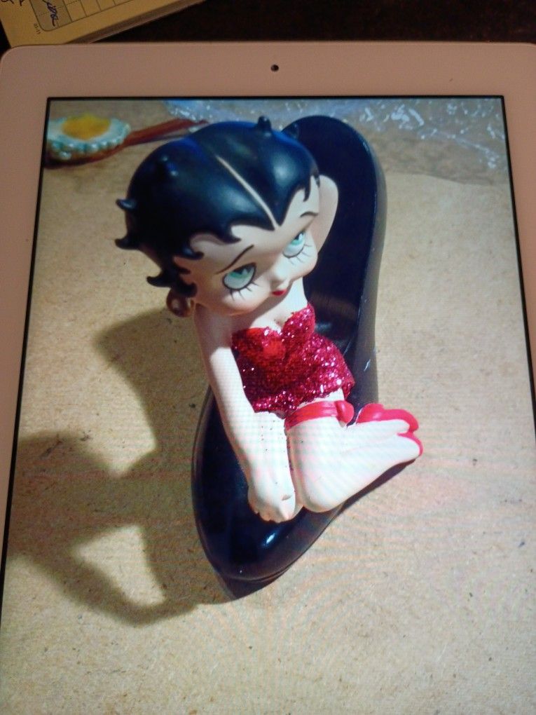 2000 KING FEATURES SYNDICATE IBC/ WESTLAND GIFT WEAR " COLLECTIBLES ". BETTY BOOP IN RED DRESS