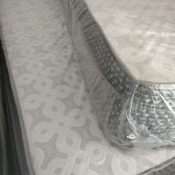 QUEEN SIZE SET PLUSH PILLOW TOP 