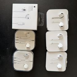 NEW -Apple iPhone EarPods Lightning Connector and Audio Jack