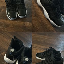 black jordans size 4y
