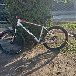 Giant Bicycle Gray Blck And Red