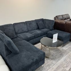Living Room Sectional With Ottoman / Sala De Estar Seccional Con Otomana