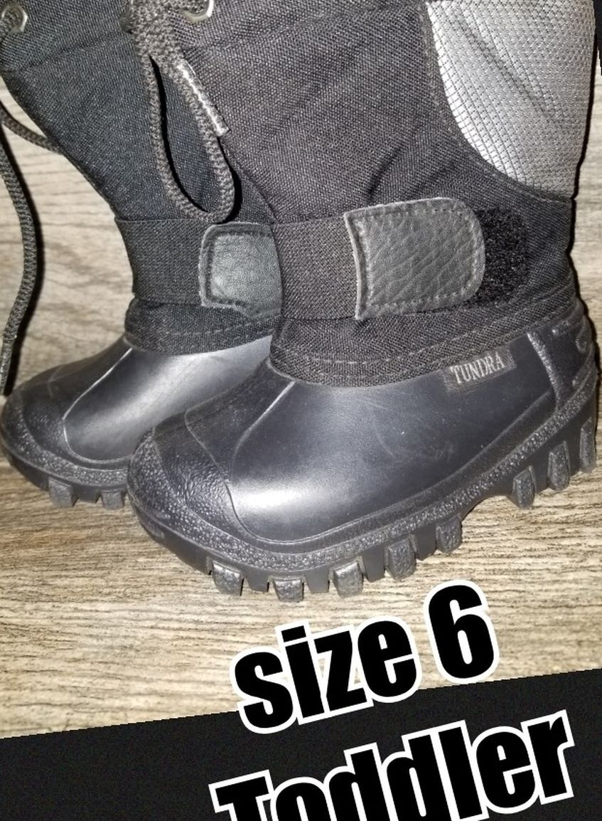 Toddler size 6 snow boots
