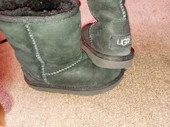Girls Black classic uggs