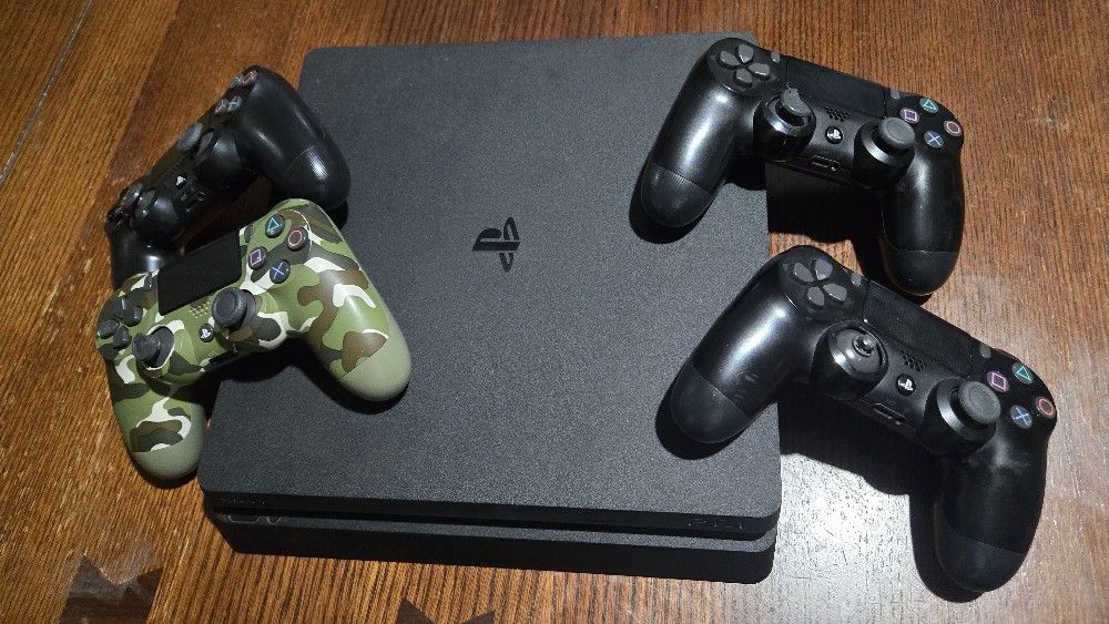 ps4 with four controllers, great condition works fine