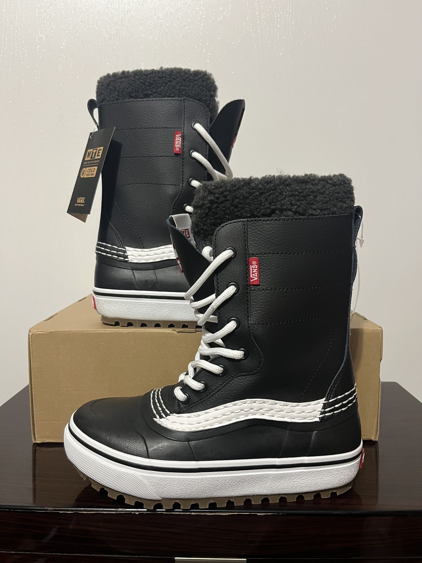 Vans Standard Snow MTE Boots Size Men US 4 Women's 5.5 Black Upper Gum Bottom