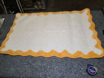Plush Bath Mat White with Yellow Scalloped Border – Non-Slip Back