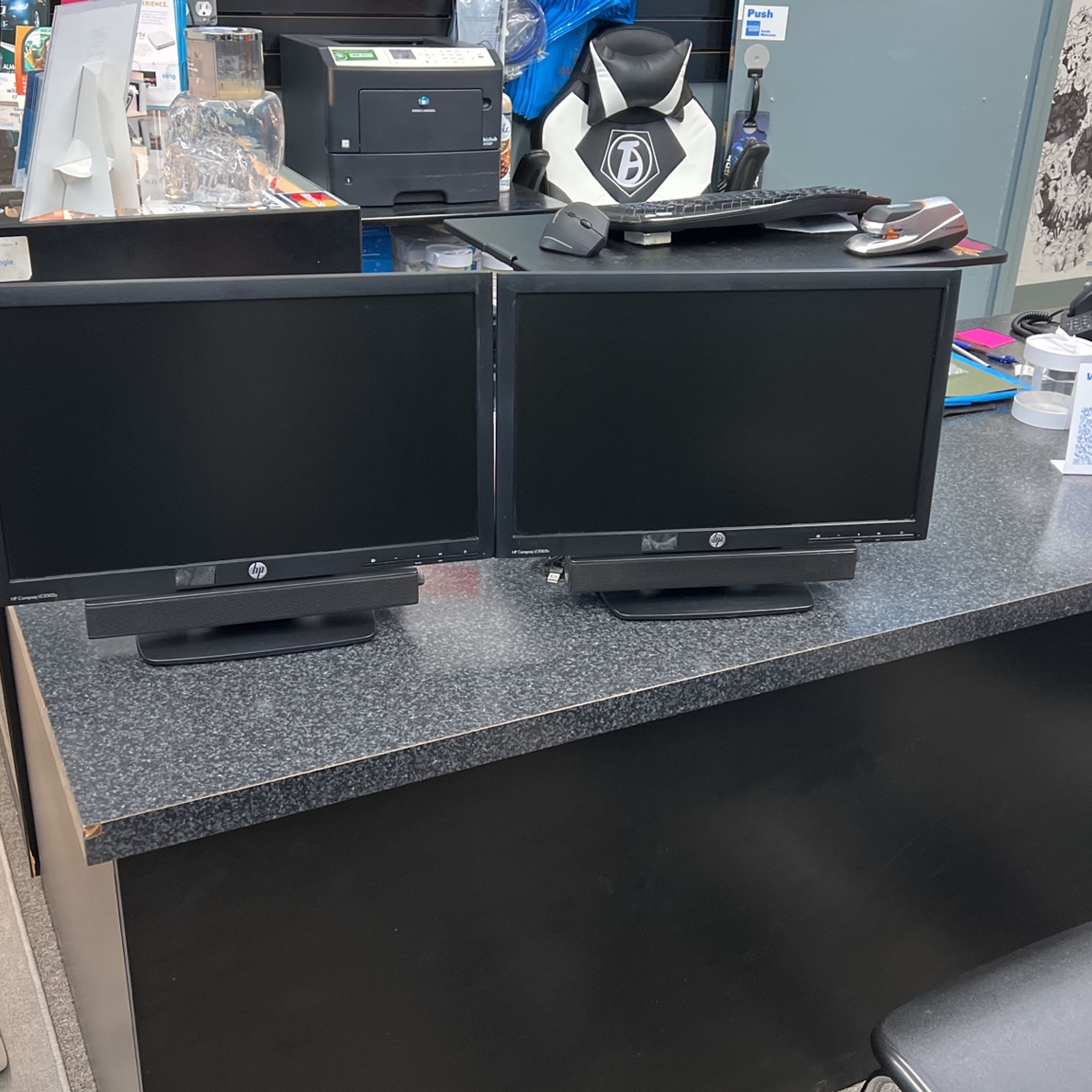 HP Le2002X 20" Widescreen LED LCD Monitor With Speakers (X2)