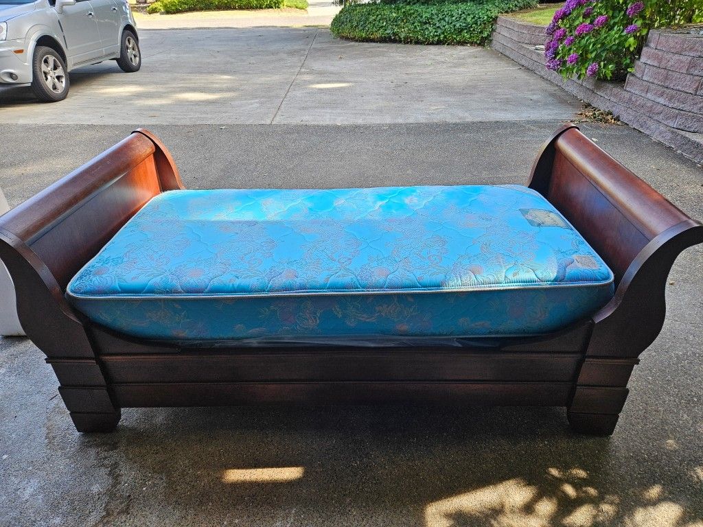 Bedroom Set! Twin Bed With Dressers