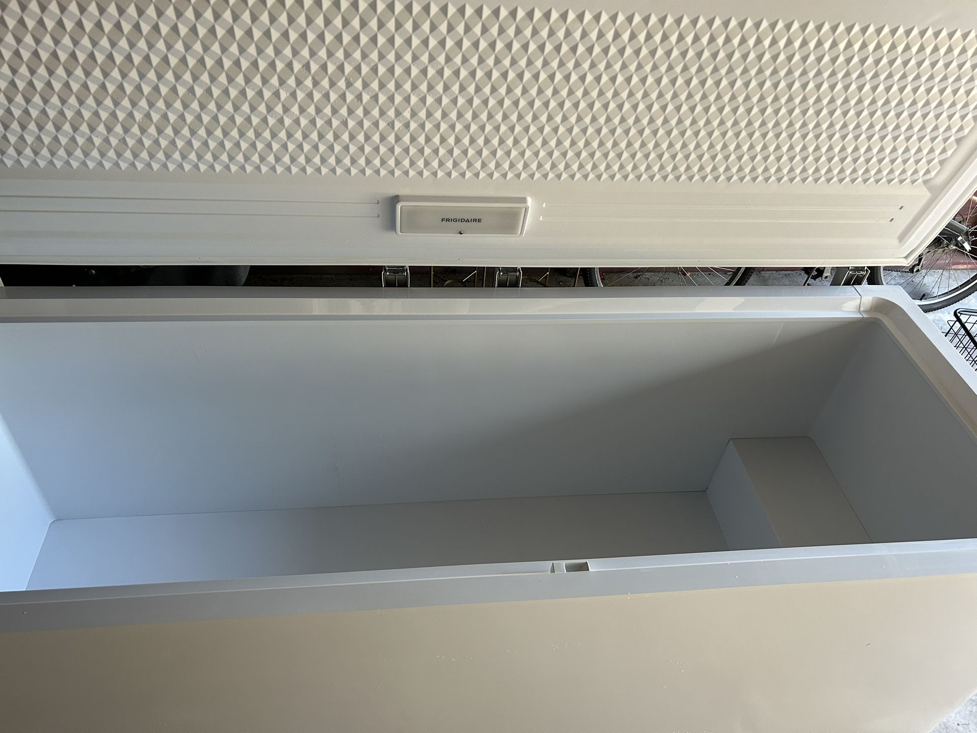 Frigidaire Large 24.8 Cubic Foot Chest Freezer for Sale in Houston, TX