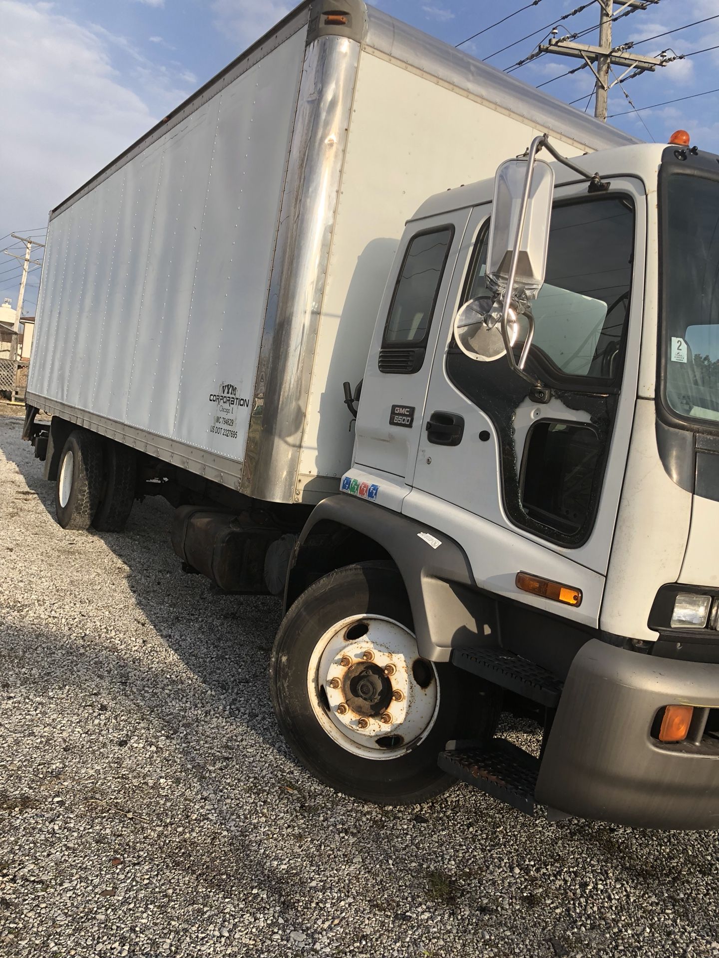 2006 gmc straight box truck 26 foot with lift gate for Sale in Elgin