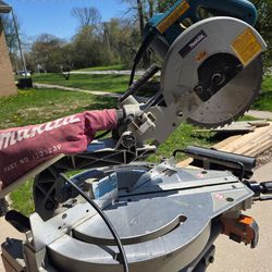 Sliding compound miter saw