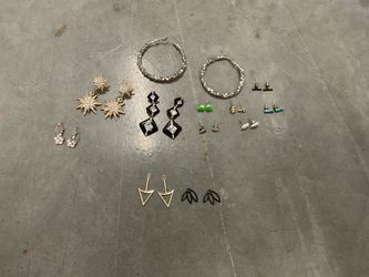 Earring lot      🩷 Loved before, ready for more! 🩷