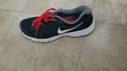 boy's size 8.5 nike sneaker
