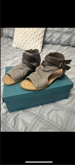 New Women’s/ Girls Sandal (Size 6)