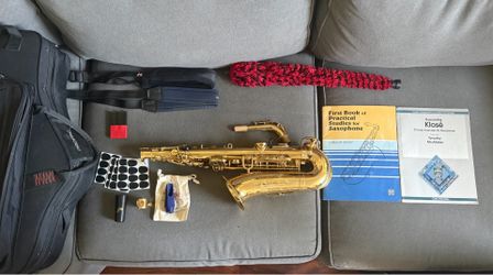 Yamaha YAS-480 with syos smoky 5 mouthpiece and additional accessories.