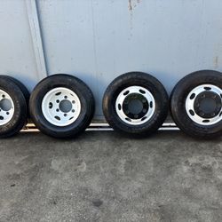  Isuzu NPR  Tires