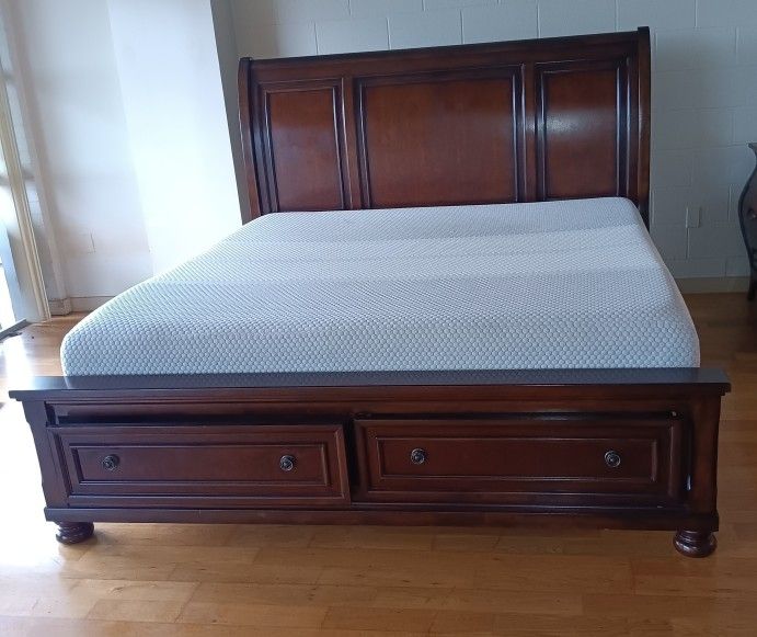 California King Bed With Two Dressers Drawers