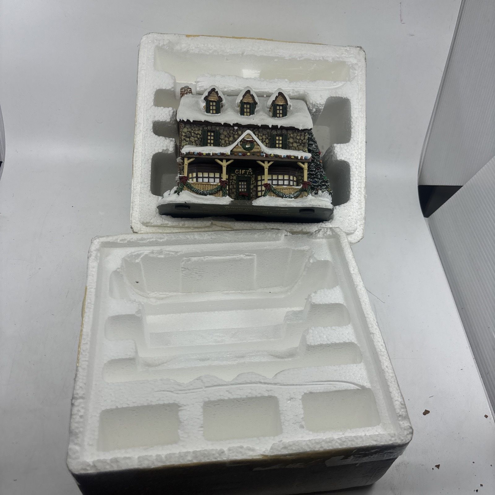 Hawthorne Village Thomas Kinkade Village Christmas Station 79979 No Cord