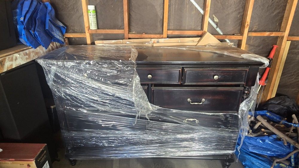 Dresser/Night Stands