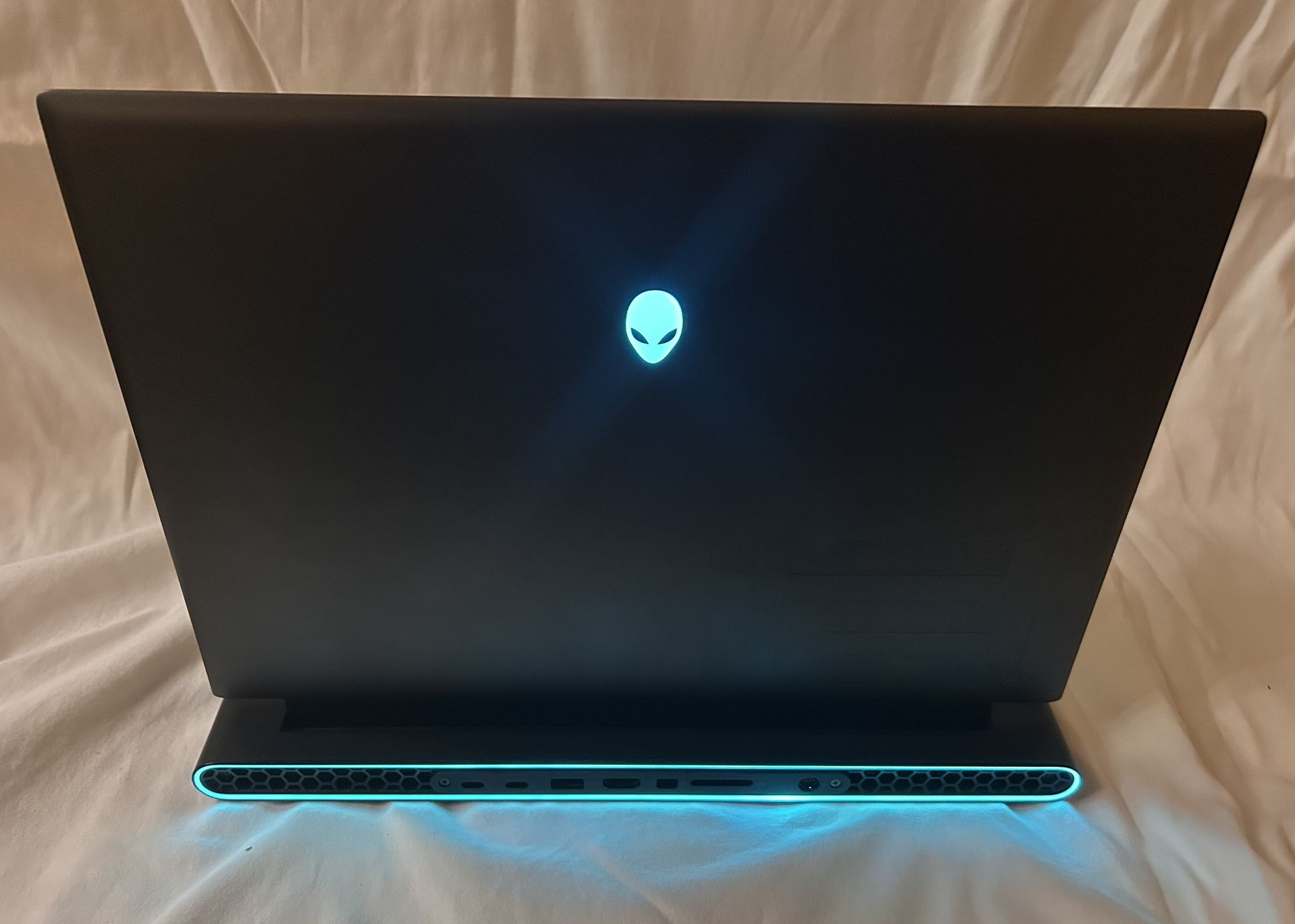 Alienware m16 R1 Core i7-13700HX 2.1GHz RTX 4070 16GB RAM 1TB SSD 17.3"