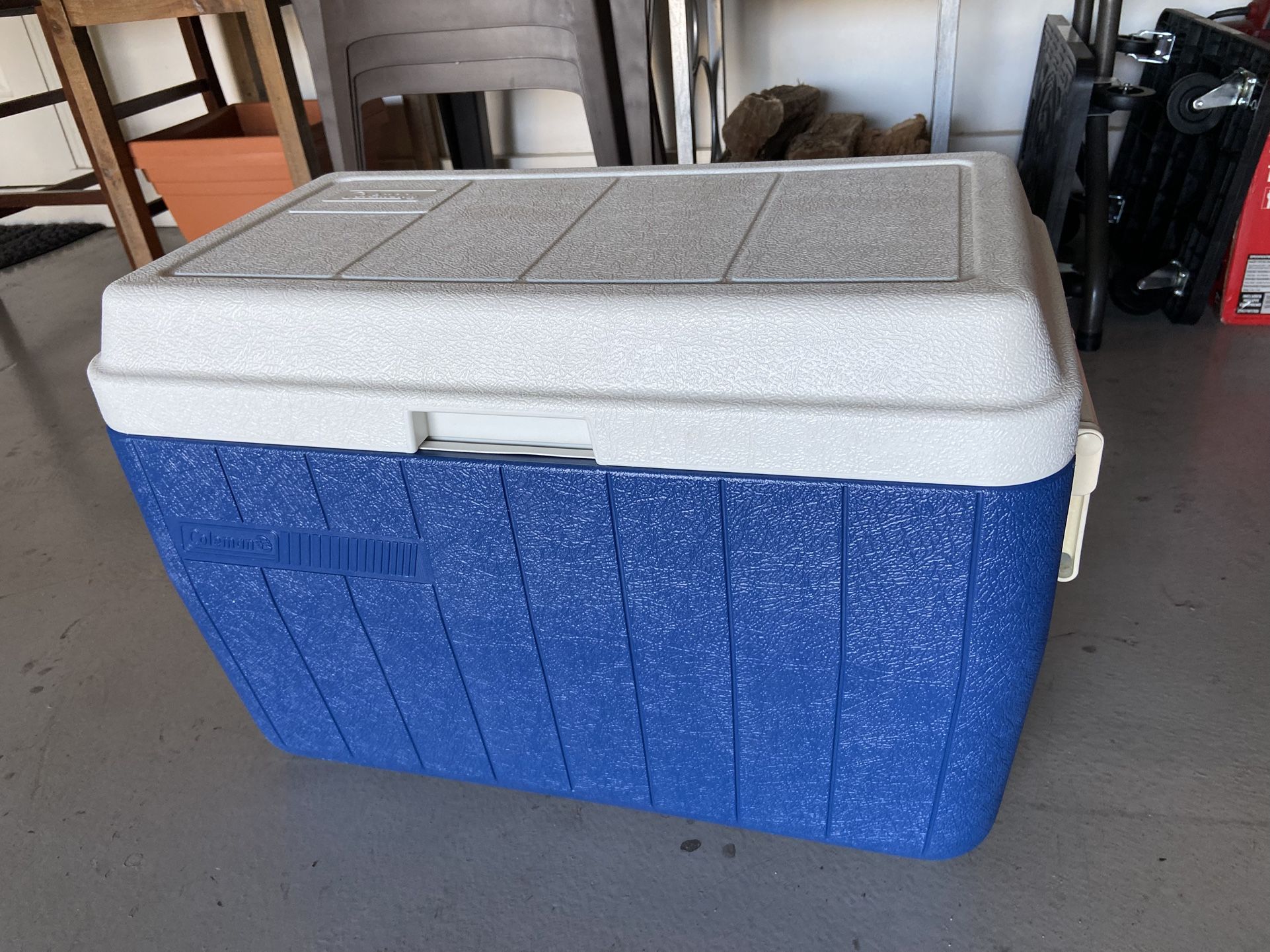 Coleman Hard-Sided Cooler – Clean, Sturdy, and Ready to Go